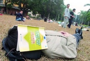 2012年全国研究生招生报名时间已过去大半。学生进入考研的冲刺阶段。